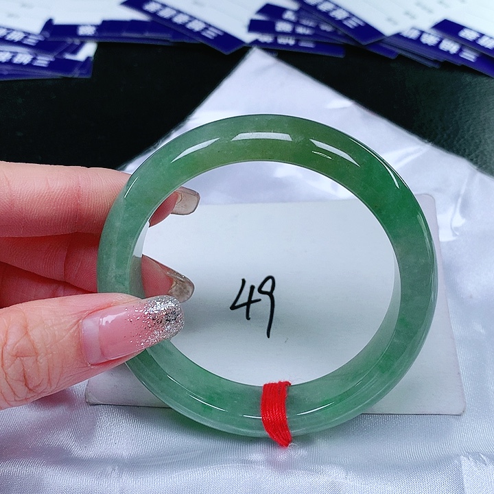 翡翠手镯未镶嵌翡翠手镯未镶嵌