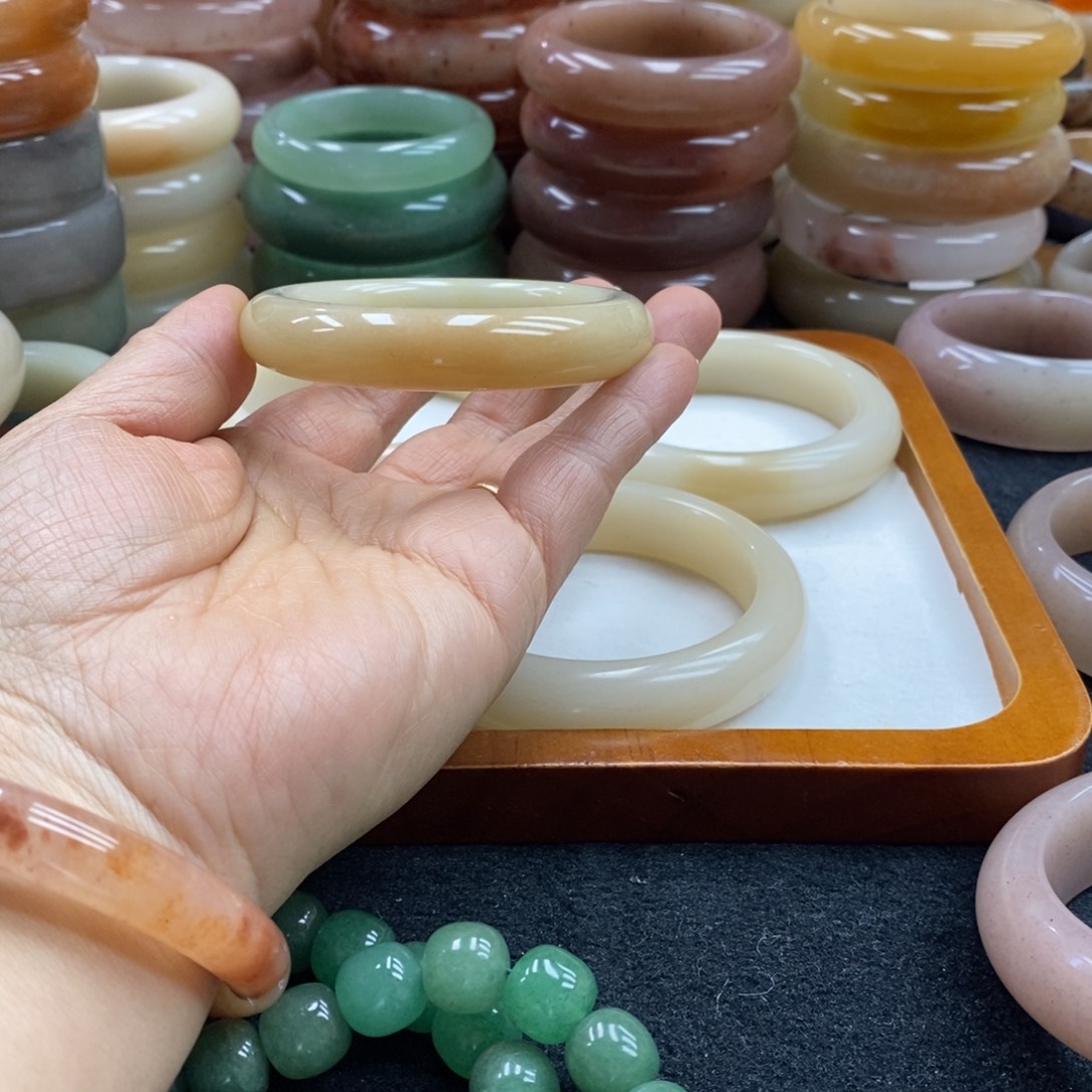 勿***安石英质玉未镶嵌手镯