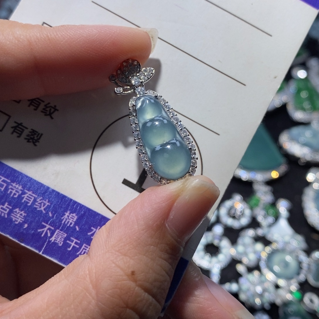 知***运翡翠未镶嵌颈饰翡翠