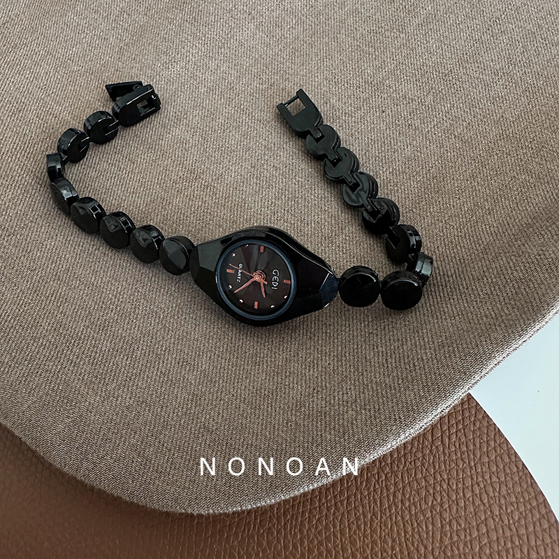 《小黑豆》手链式轻奢高级感小众复古精致小巧女手表A37