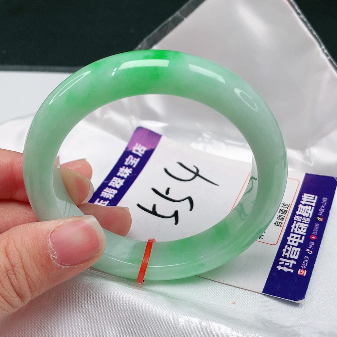 翡翠手镯未镶嵌翡翠