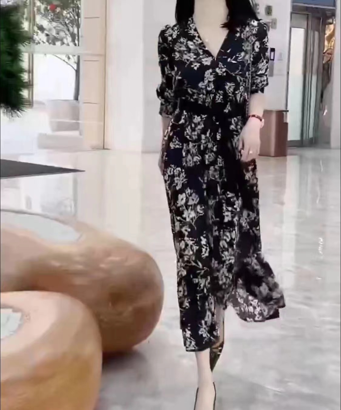 23133婕妤秀2025新款法式v领碎花连衣裙女显瘦中长款绑带收腰裙子