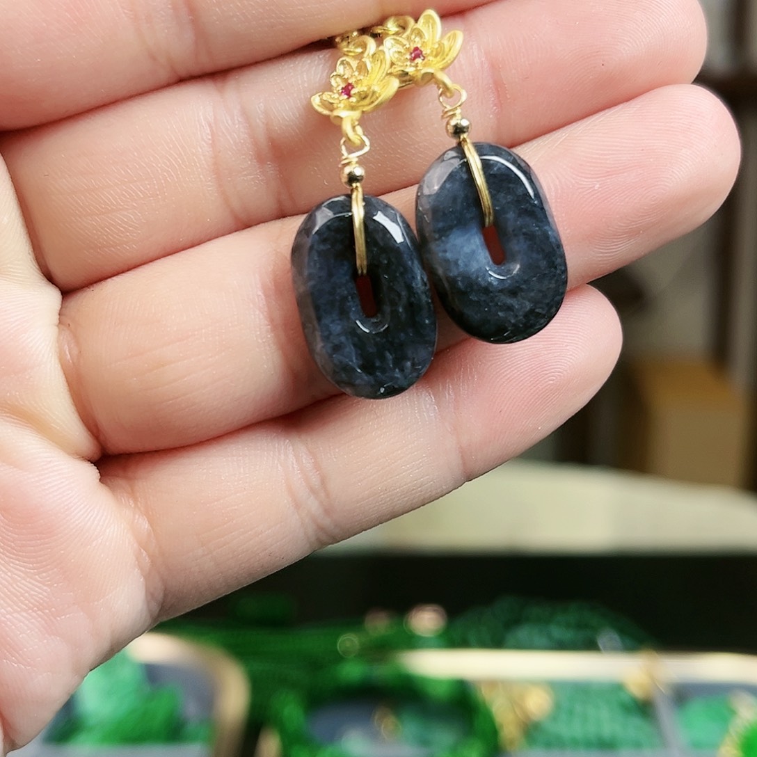 翡翠颈饰未镶嵌耳饰