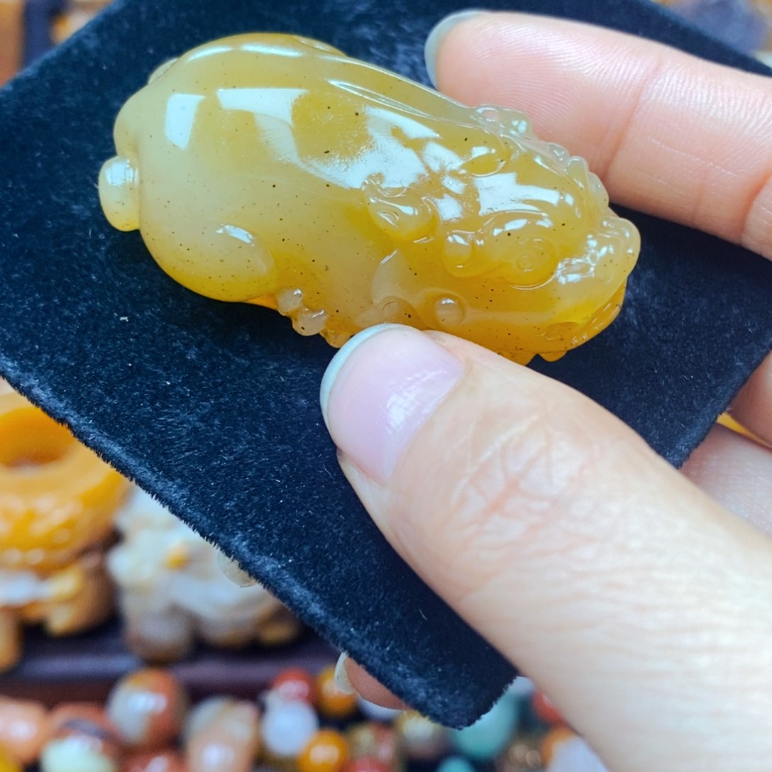 未镶嵌石英质玉（黄龙玉）颈饰