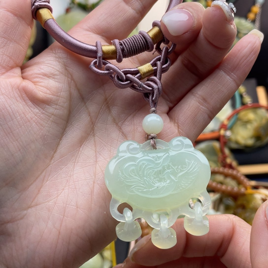 蛇纹石玉颈饰未镶嵌