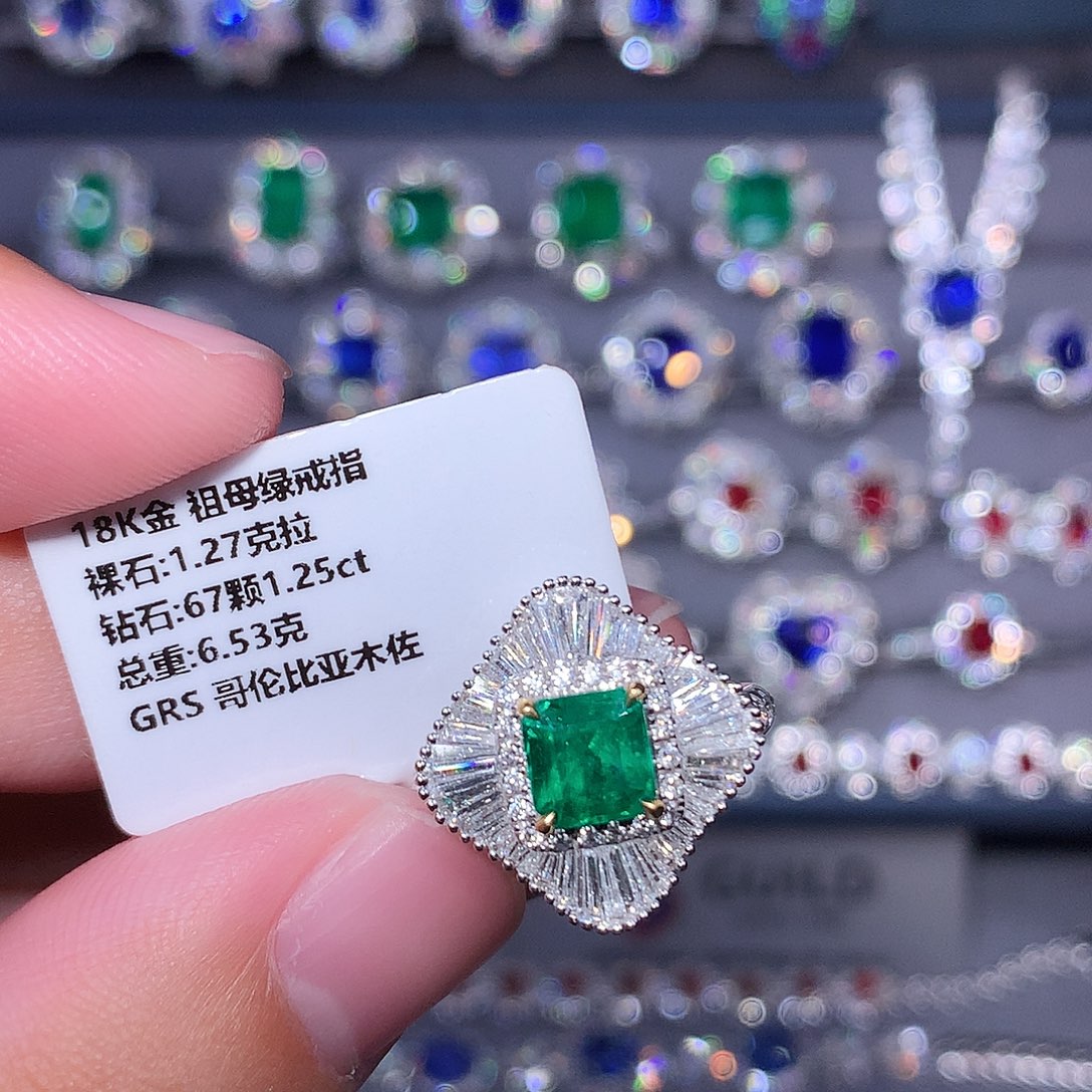 18K金镶嵌祖母绿戒指