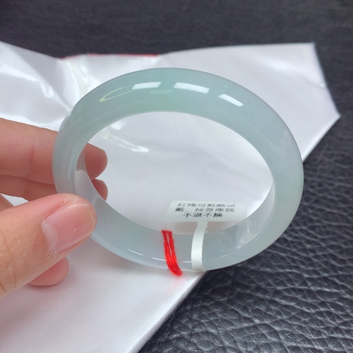 翡翠手镯未镶嵌。