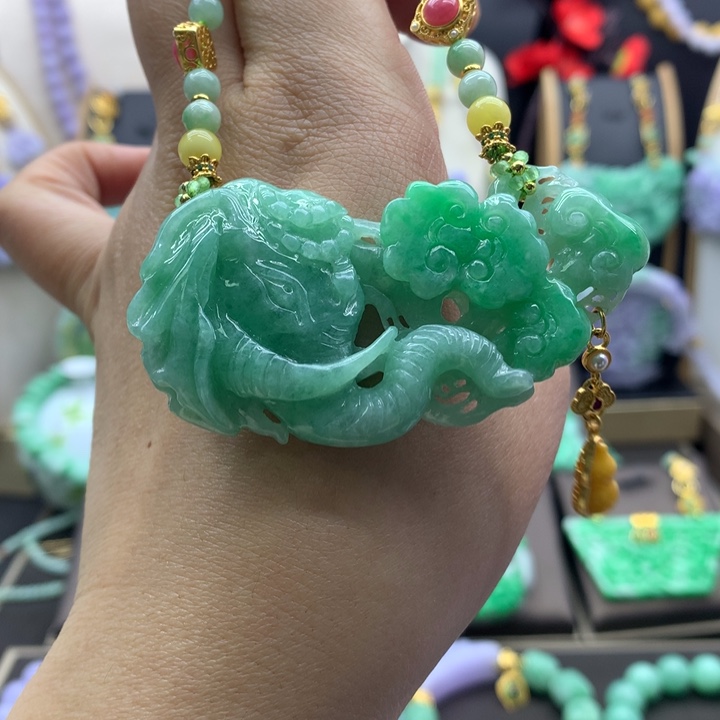 翡翠吊坠(赠链)未镶嵌