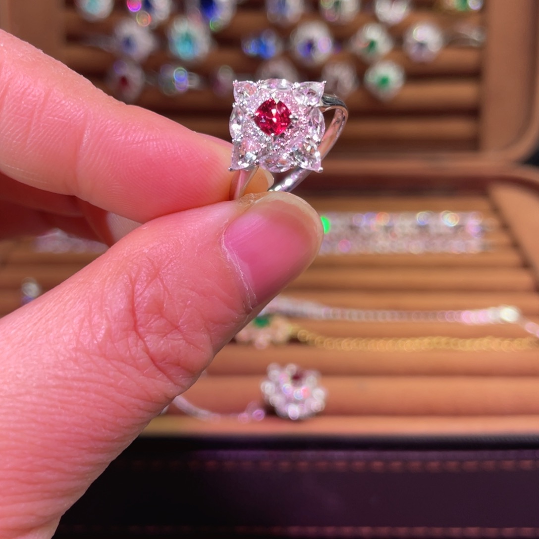 18K金镶嵌戒指尖晶石