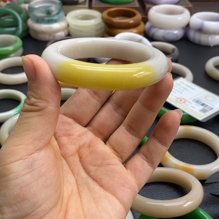 石英质玉手镯未镶嵌诗*