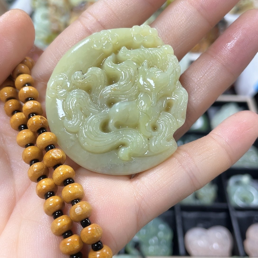 蛇纹石玉颈饰合金