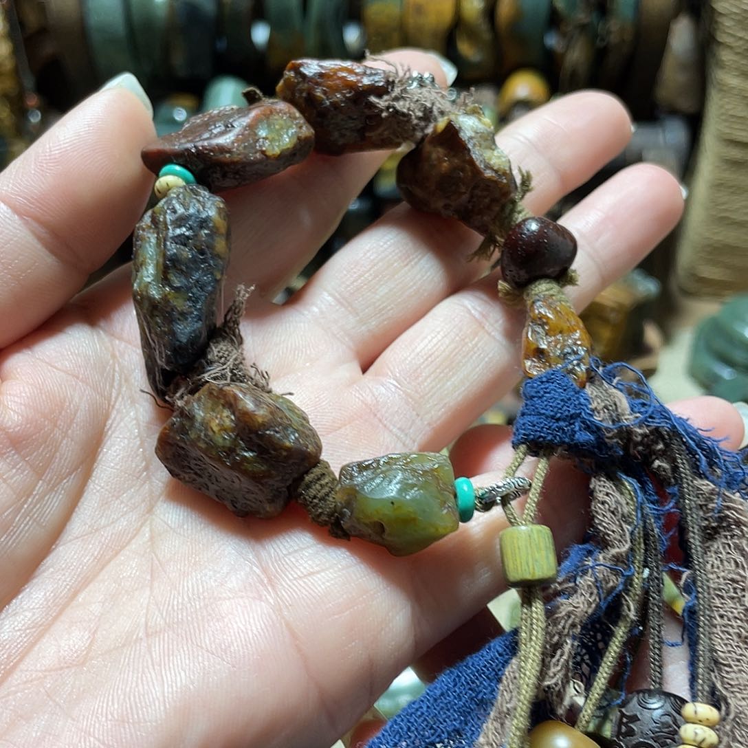 岫岩河磨玉（透闪石质玉）挂件未镶嵌?
