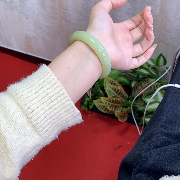 和田玉手镯未镶嵌55且末青黄口