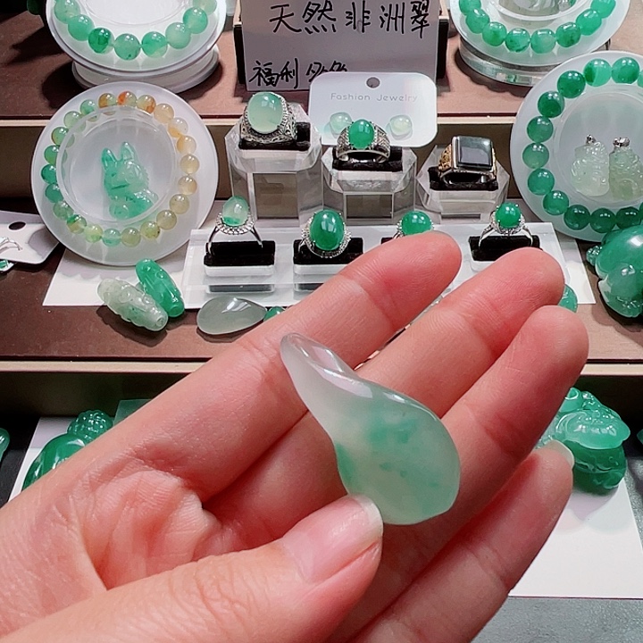 石英质玉未镶嵌吊坠