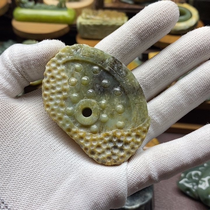 未镶嵌岫岩河磨玉（透闪石质玉）把件呵*