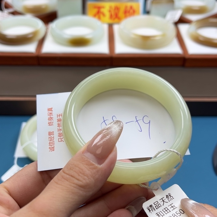 和田玉手镯未镶嵌