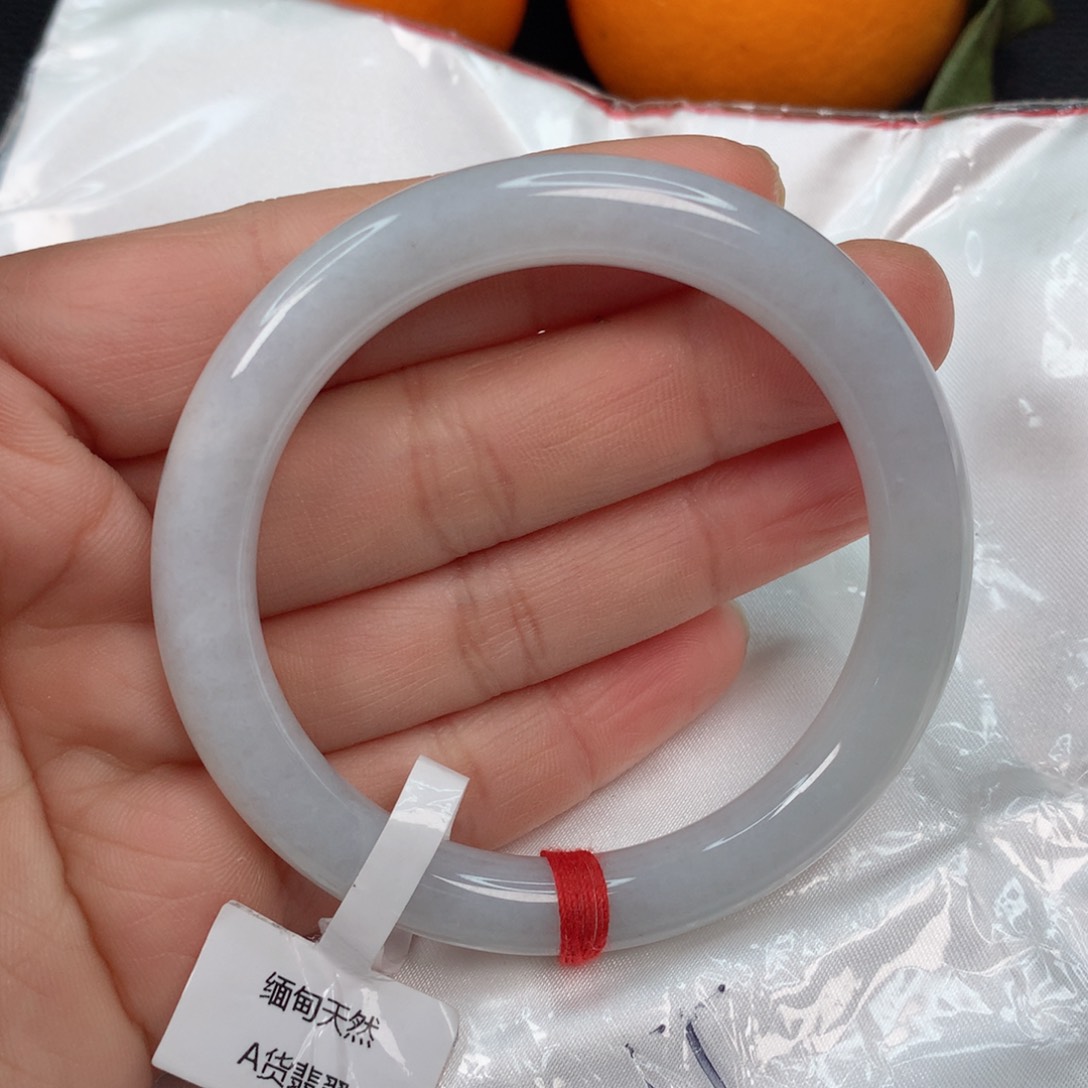 翡翠手镯未镶嵌………..