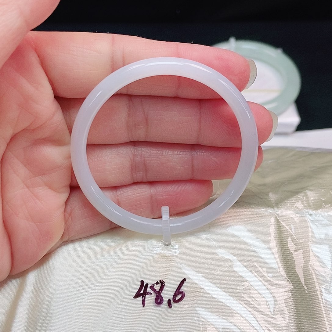 翡翠手镯未镶嵌正圆