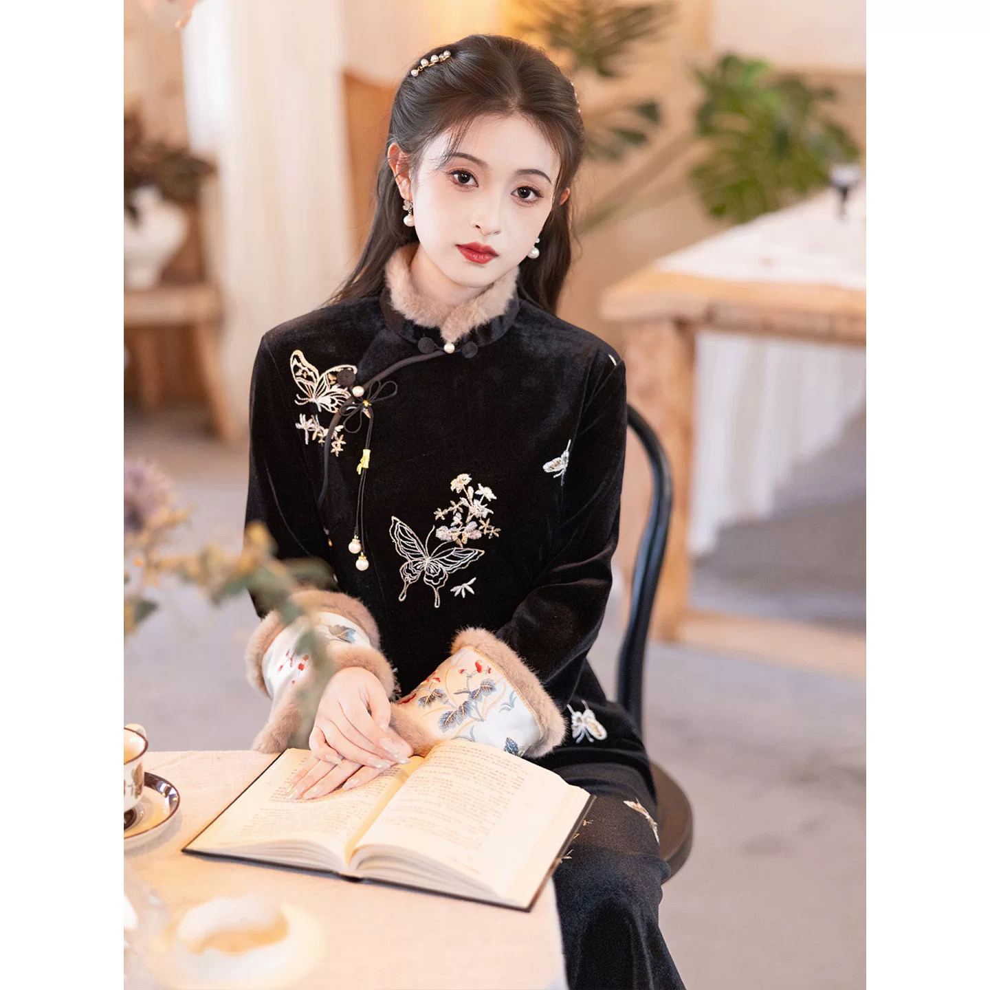 9825-黑色旗袍冬季加绒加厚丝绒刺绣冬装女新中式复古连衣裙日常