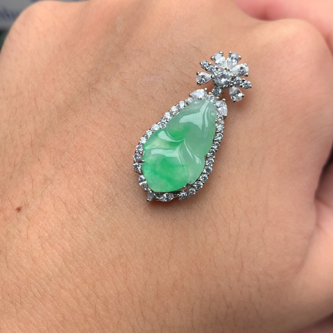 翡翠未镶嵌颈饰你是