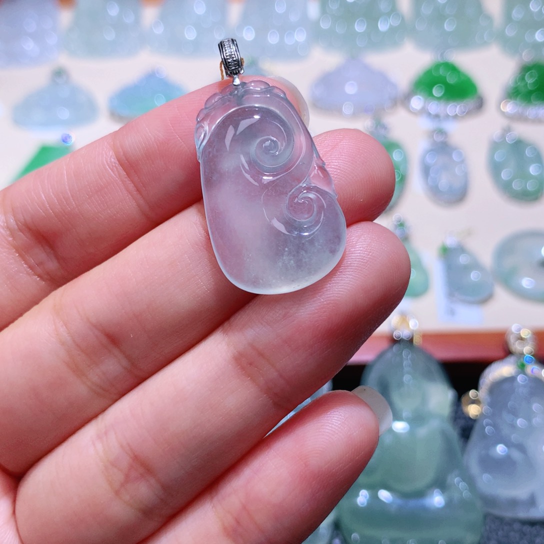 颈饰18K金镶嵌翡翠如意