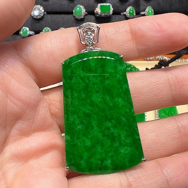 翡翠颈饰18K金镶嵌无事牌吊坠