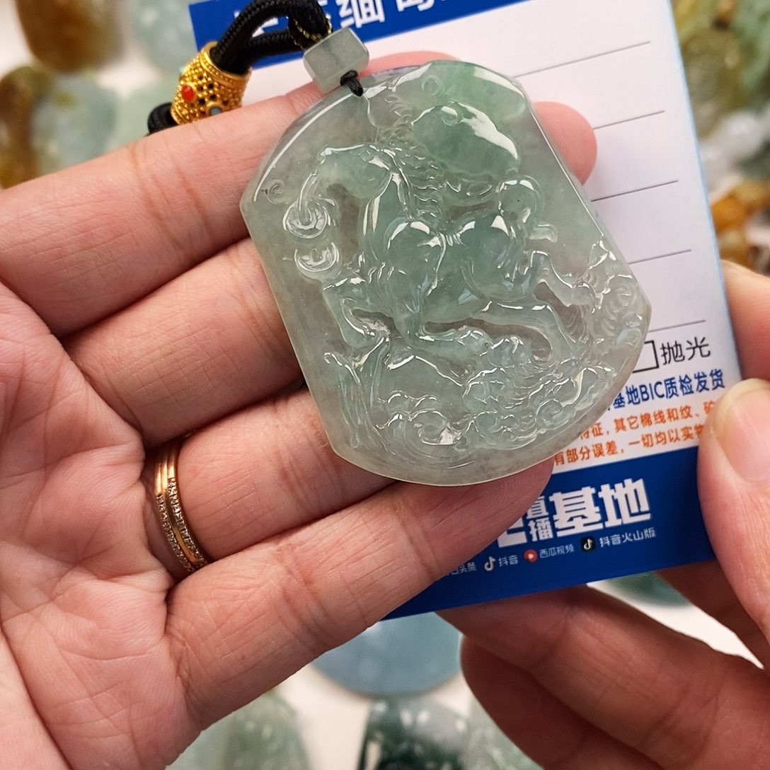 翡翠未镶嵌颈饰马