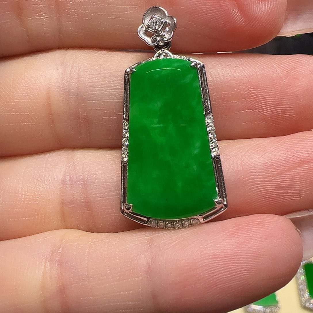 翡翠颈饰18K金镶嵌无事牌吊坠