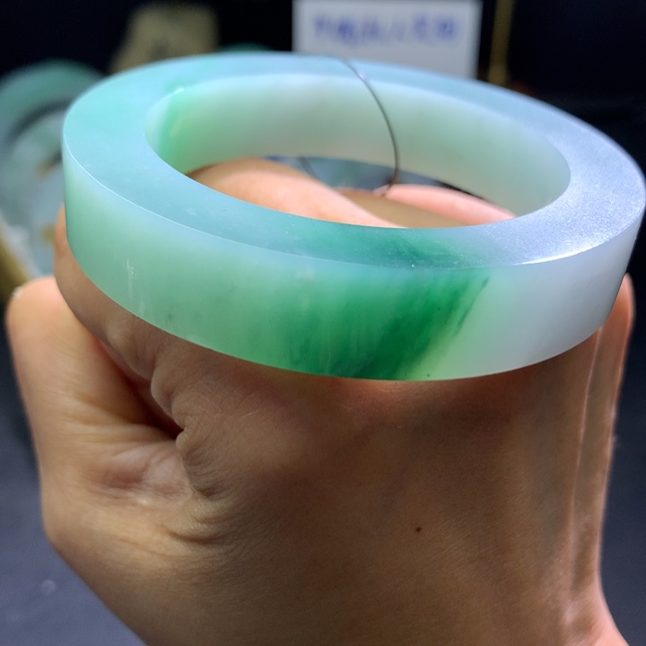 定制翡翠一抹辣绿胶润52-56未镶嵌