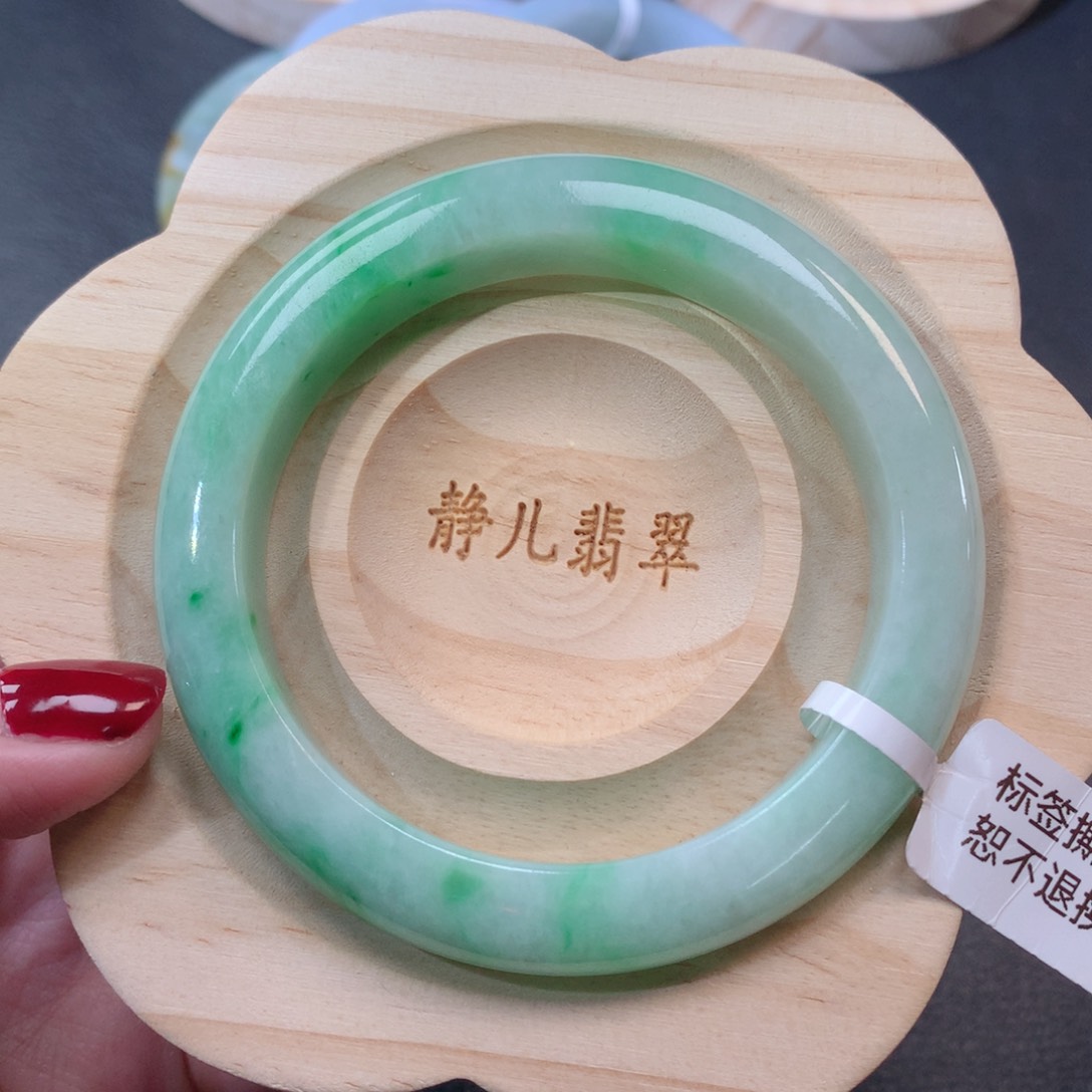 翡翠手镯未镶嵌56圈口