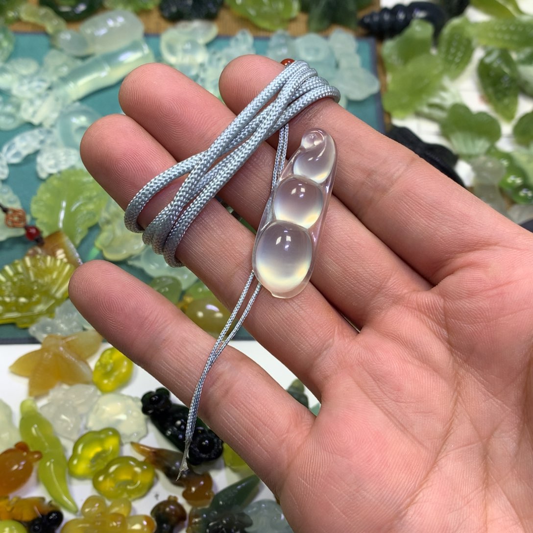 岫玉颈饰未镶嵌笑**生四季豆