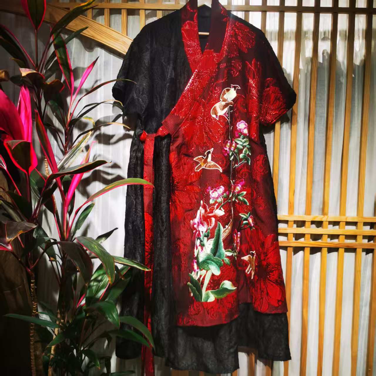 （LS098-7）凤徕兮私人定制红色提花底喜上眉梢刺绣交叉系带风衣 