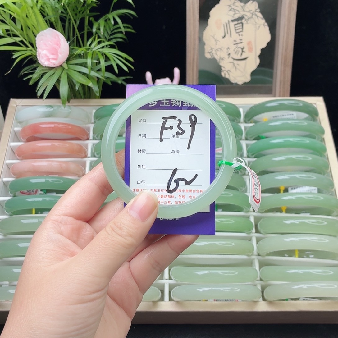 服***6石英质玉未镶嵌手镯