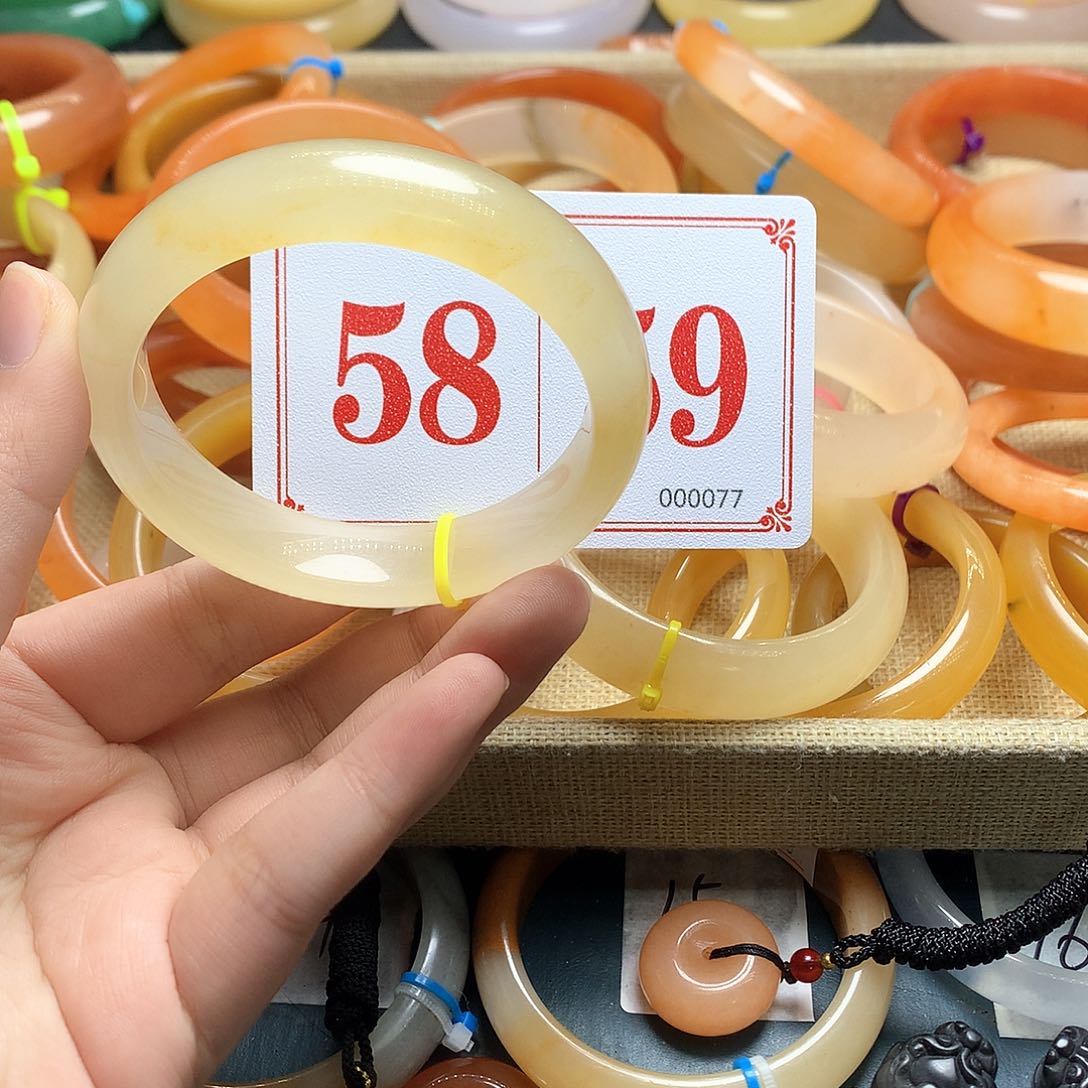 未镶嵌石英质玉（黄龙玉）手镯