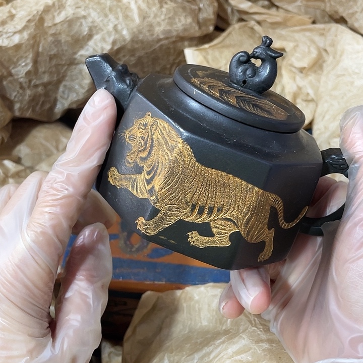 茶壶紫砂原矿泥料，手工制作的一把紫砂壶。