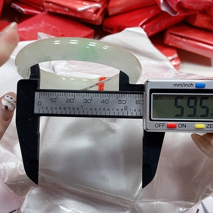 翡翠手镯未镶嵌93。 