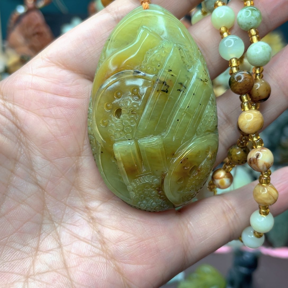 蛇纹石玉颈饰未镶嵌