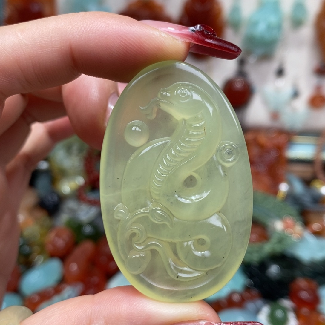 蛇纹石玉颈饰未镶嵌