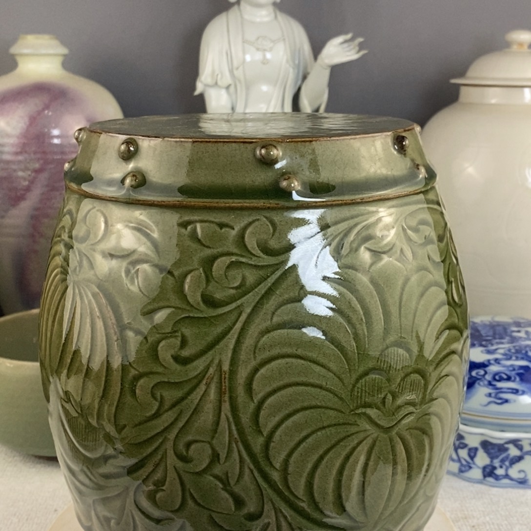 石墩青色的釉釉摆件