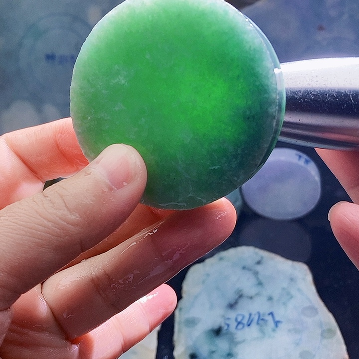 翡翠未镶嵌颈饰毛料49