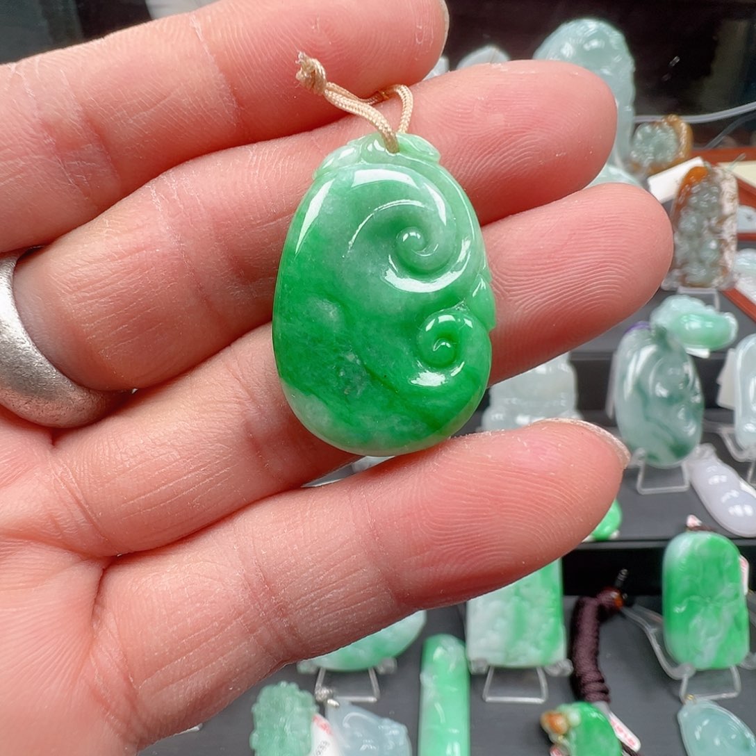 翡翠未镶嵌颈饰如意