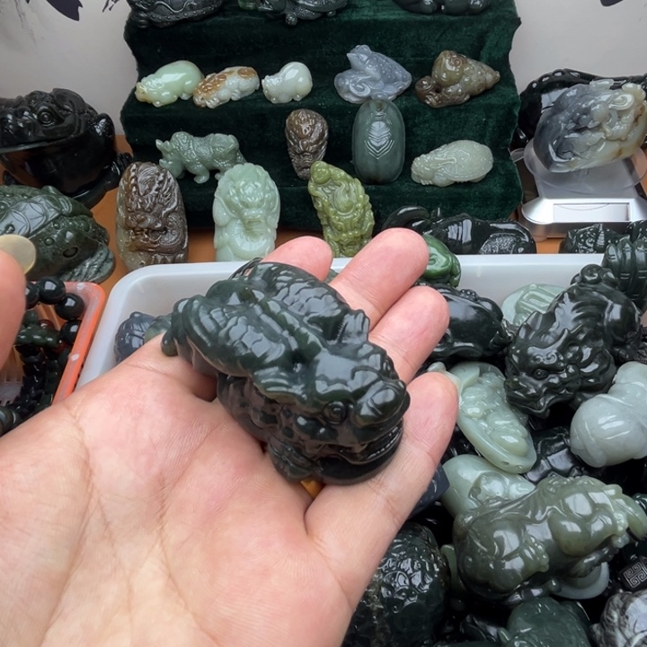 和田玉未镶嵌把件