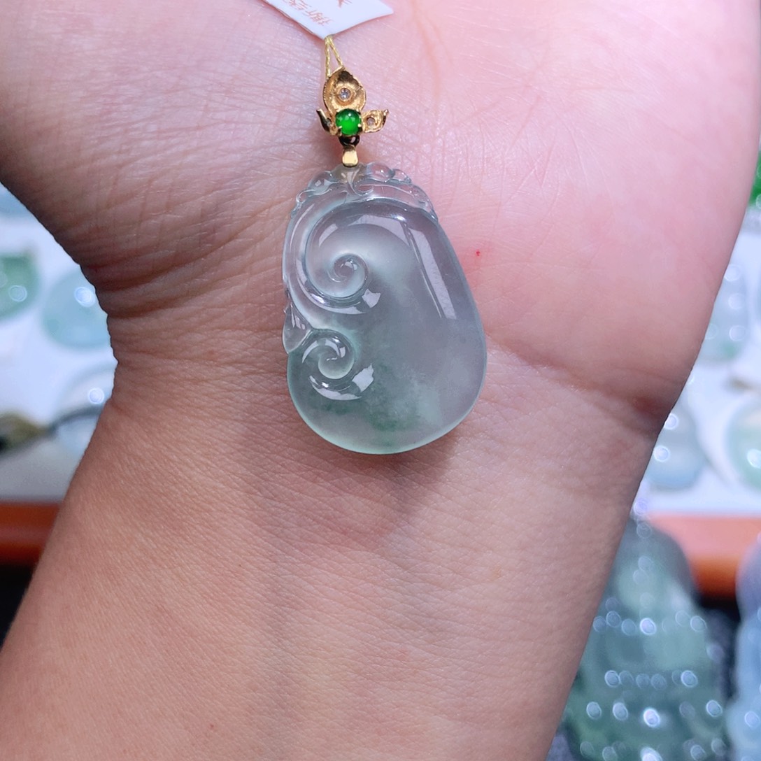 翡翠18K金镶嵌颈饰如意