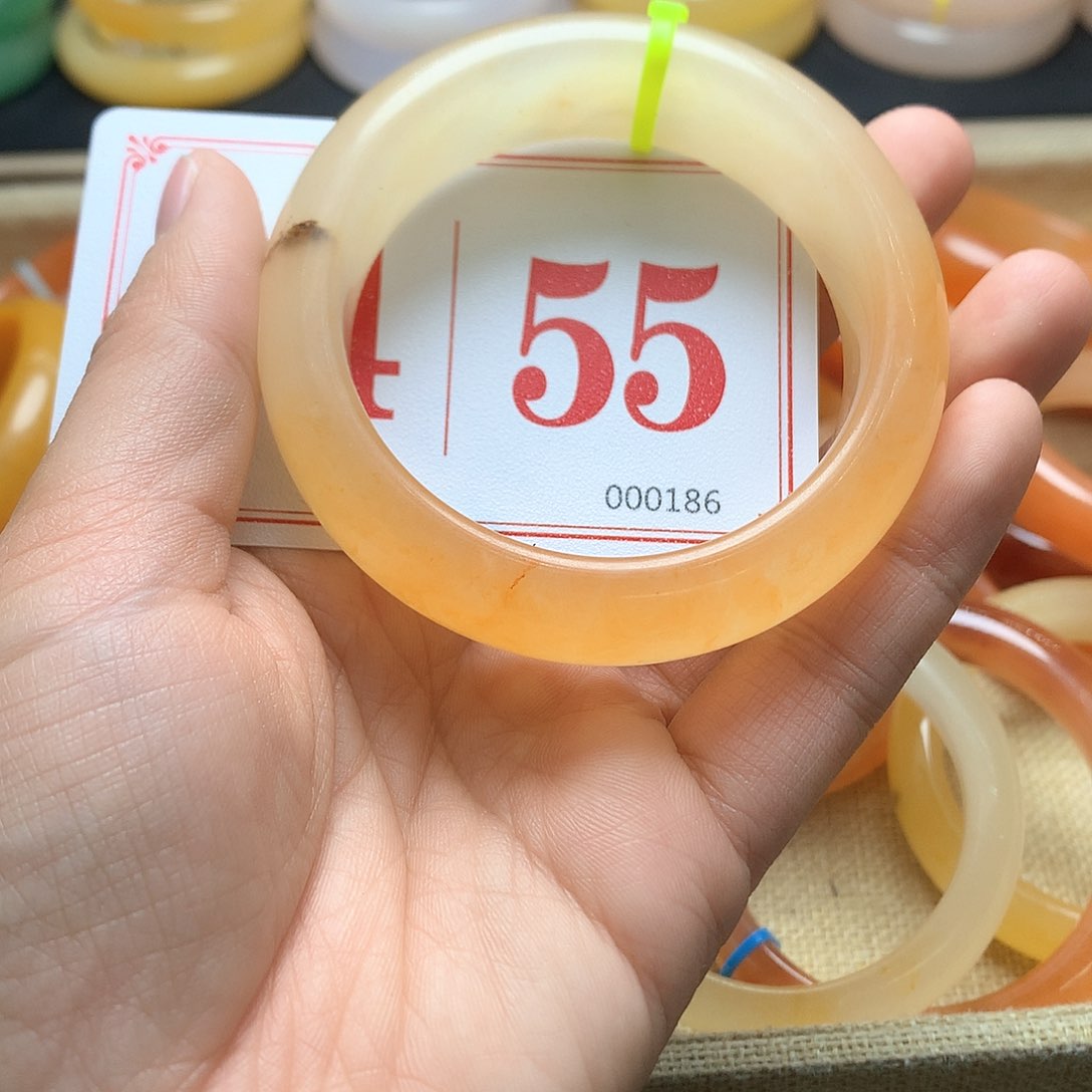 未镶嵌石英质玉（黄龙玉）手镯