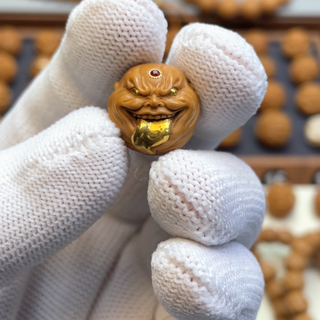 猴头核桃吊坠金舔僧