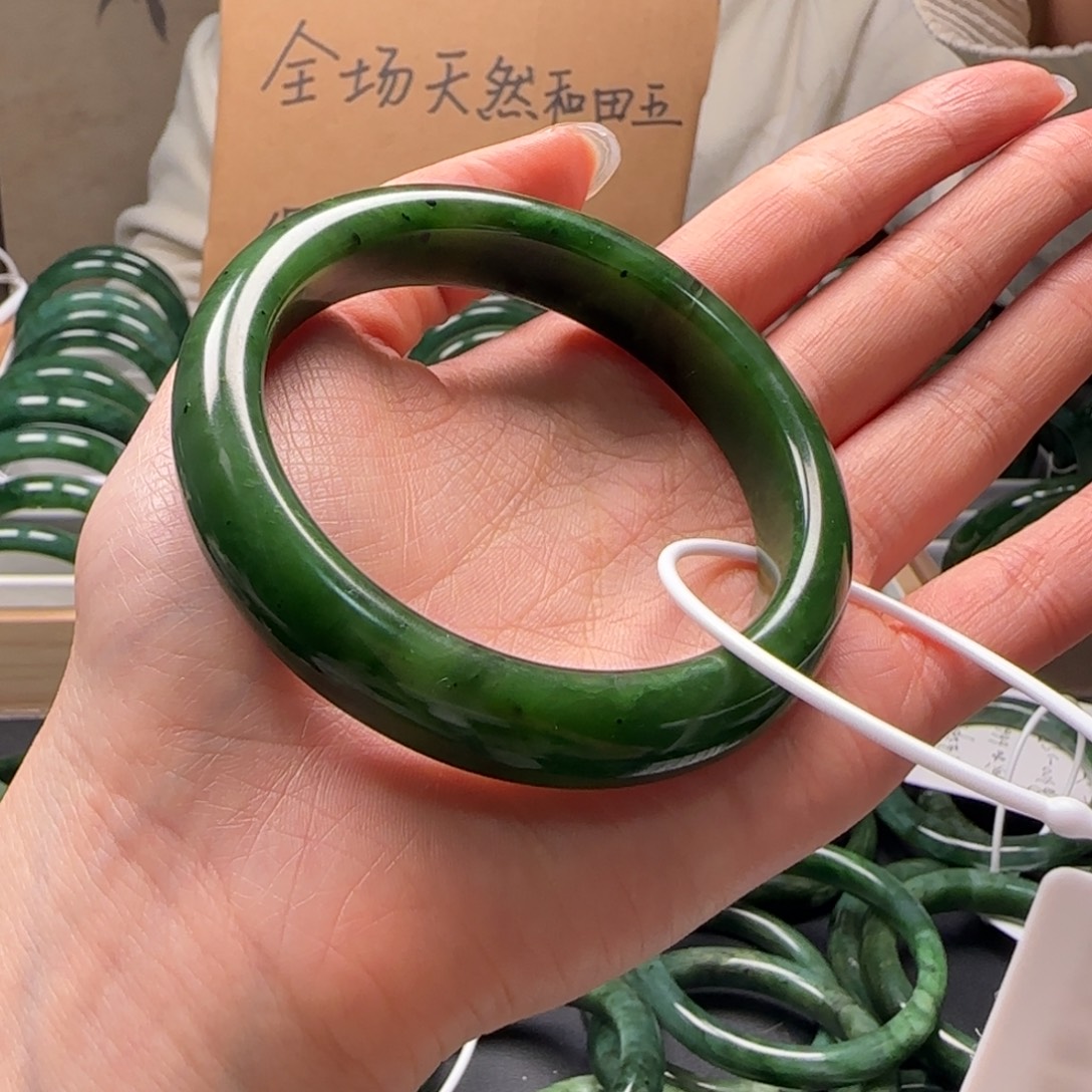 和田玉（碧玉）未镶嵌手镯