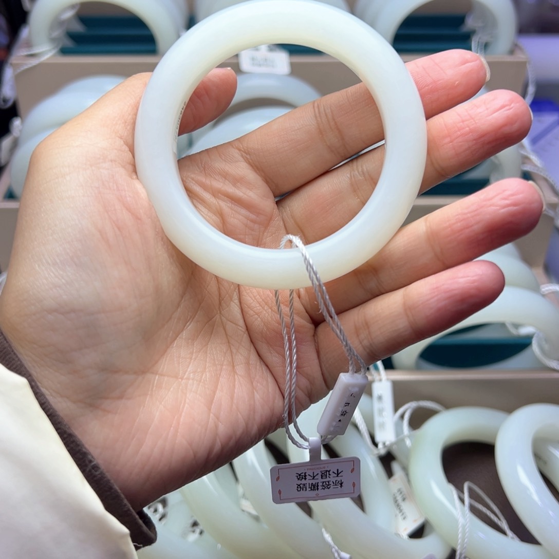 和田玉手镯未镶嵌旅**娃