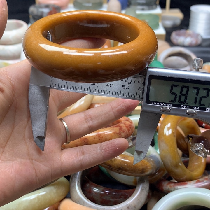 未镶嵌手镯石英质玉