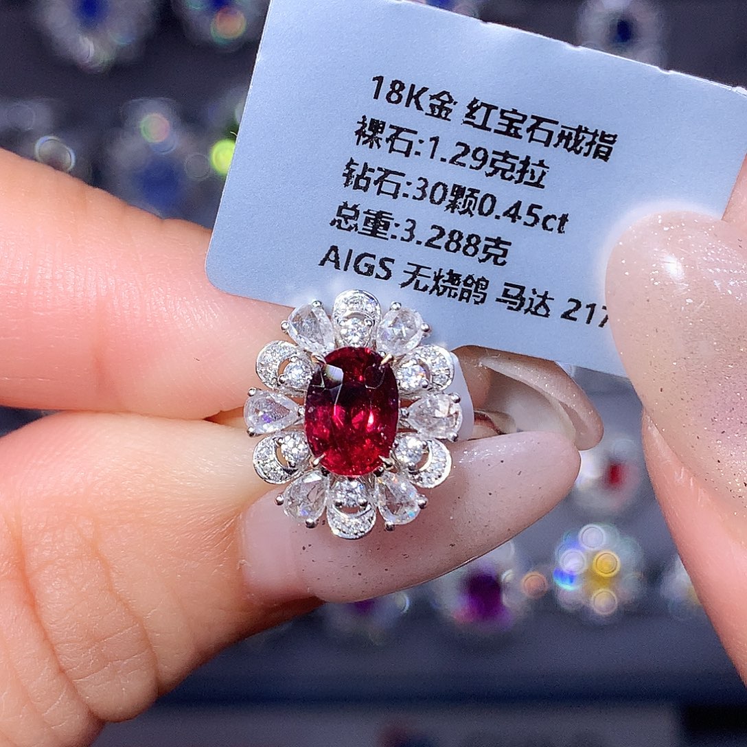 18K金镶嵌红宝石戒指