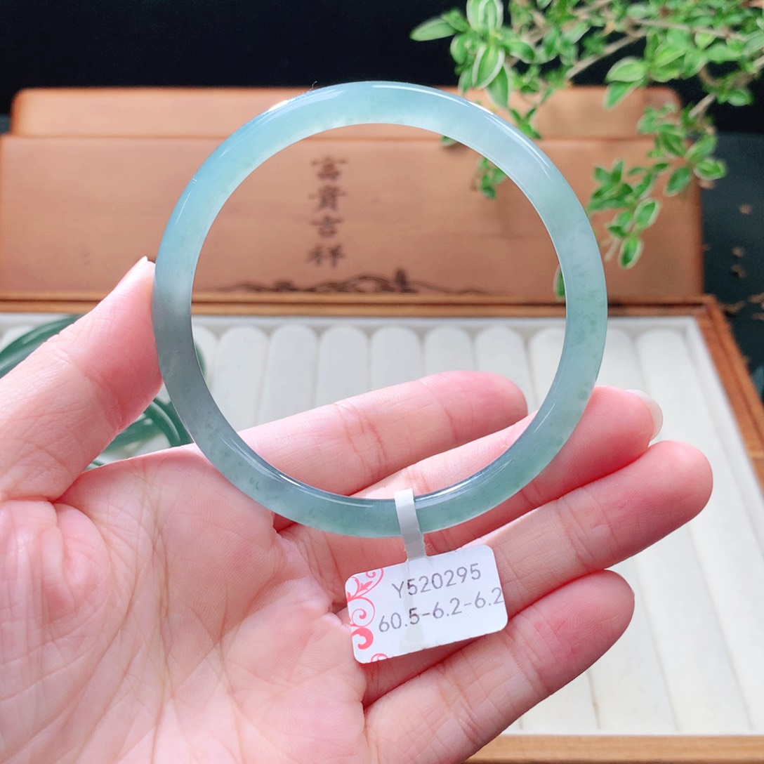 未镶嵌手镯（圆镯）翡翠